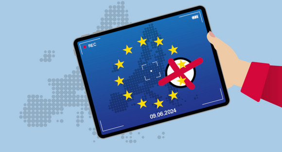 Grafik: Eine Hand hält ein Tablet, auf dem die EU-Fahne und ein angekreuztes Wahlfeld zu sehen sind. Im Hintergrund in Punkten Europa in hellblau.