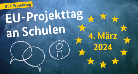 Plakat EU-Schulprojekttag am 4. März 2024. Weiße und gelbe Schrift auf blauer Tafel