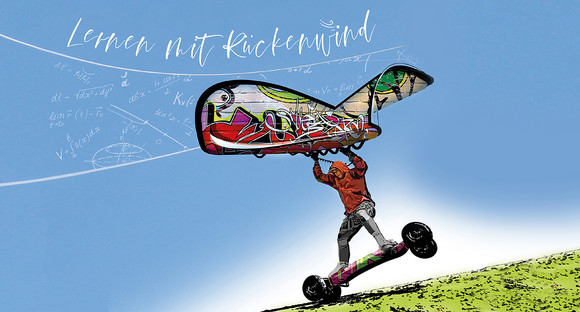 Vor blauem Hintergrund steht ein Mann auf einem Skiteboard. 