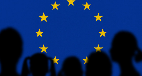 Grafik: Vor einer EU-Fahne sieht man die Schattenrisse verschiedener Personen.