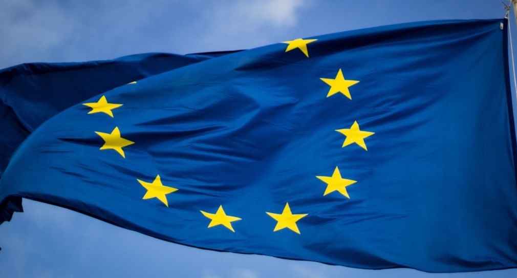  Die Europa-Flagge: ein Ring gelber Sterne auf blauem Grund