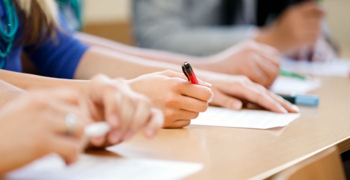Schüler mit Stift und Blatt an einem Tisch