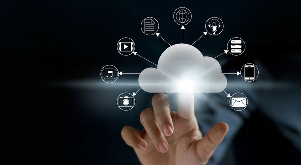 Man sieht eine Wolke mit unterschiedlichen Icons im Zusammenhang mit der digitalen Welt