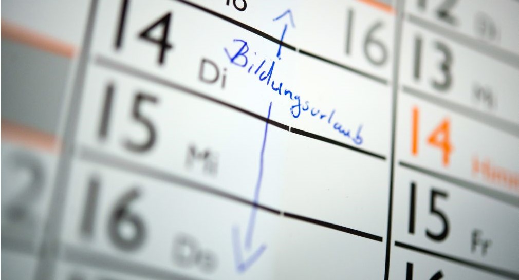 uf einem Kalender ist der Schriftzug «Bildungsurlaub» zu sehen.