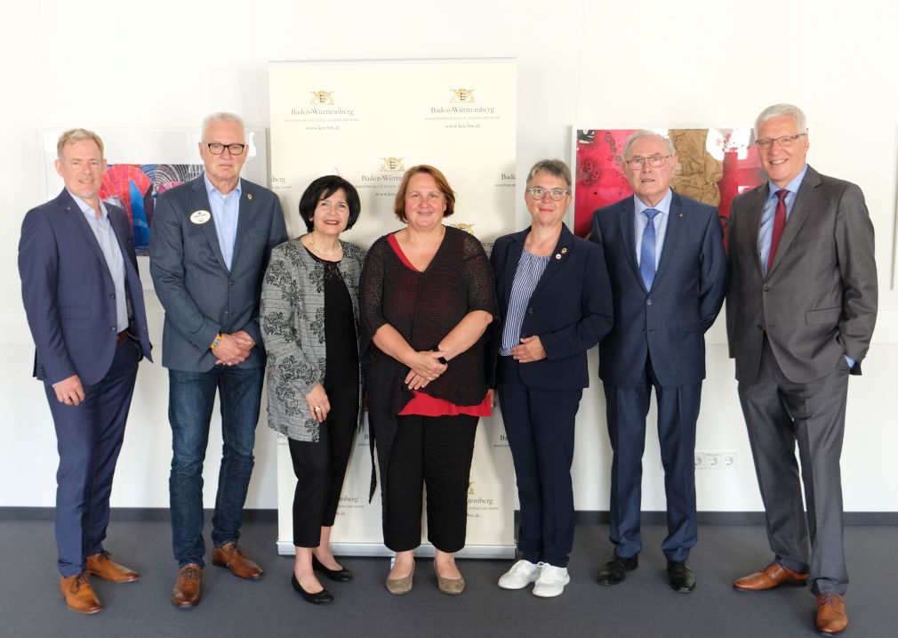 Kultusministerin Theresa Schopper mit Vertreterinnen und Vertretern der baden-württembergischen Lions Clubs