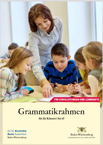 Deckblatt der Broschüre Grammatikrahmen mit Foto von Lehrerin mit Schülergruppe und Logos