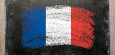 Auf einer Tafel ist die französische Flagge aufgemalt. 