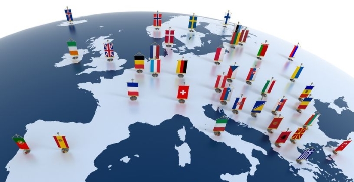 Eine Karte Europas mit den einzelnen Flaggen der Länder.