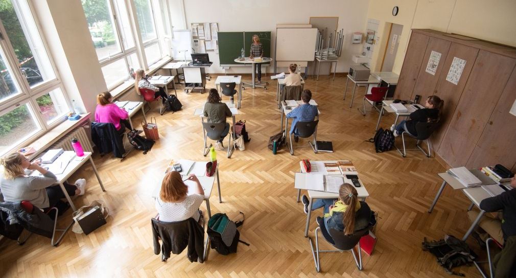 In einem Klasssenzimmer sitzen die Schüler mit besonders viel Abstand. 