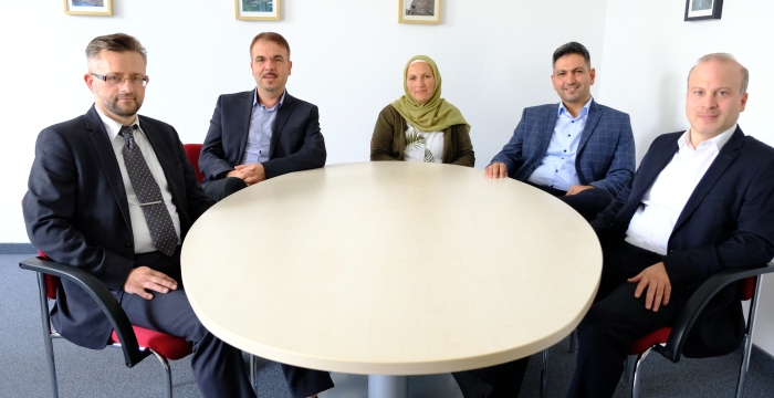 Der Vorstand der Stiftung Sunnitischer Schulrat: Bilal Hodžić, Prof. Dr. Zekirija Sejdini, Emina Čorbo-Mešić, Akin Aslan und Seyfi Öğütlü (von links nach rechts)