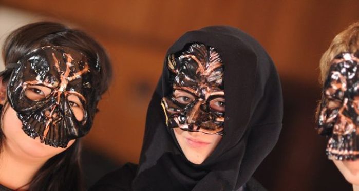 Drei Kinder mit Masken